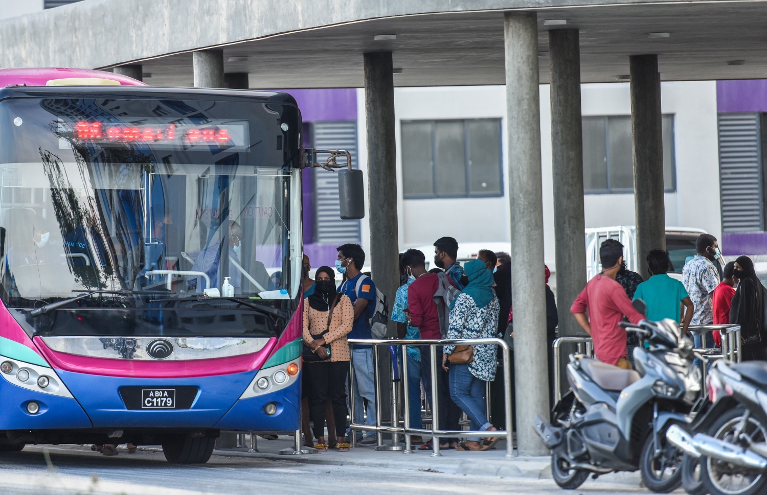 ހިޔާ ފްލެޓް ކައިރީ ހަދާފައިވާ ބަސް ޓާމިނަލުން ބަޔަކު ބަހަށް އަރަނީ.-- ފޮޓޯ: ފަޔާޒު މޫސާ/ މިހާރު