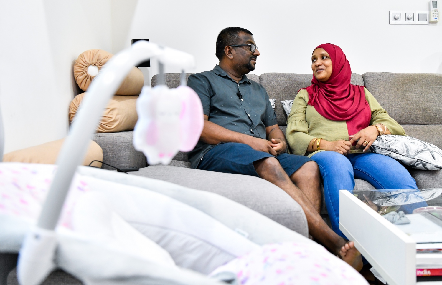 އިއްސެ އާއި ނިއުމާ "މިހާރު"އާ ވާހަކަ ދައްކަނީ. -- ފޮޓޯ: ފަޔާޒް މޫސާ/ މިހާރު