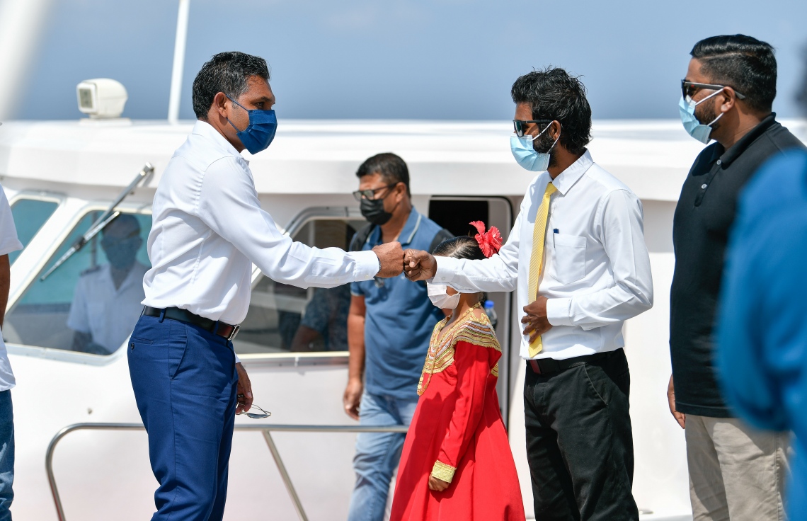 ޕްރެޒިޑެންޓްސް ކަޕް ފައިނަލަށް ނާއިބު ރައީސް ފައިސަލް ނަސީމް ވަޑައިގަތުމުން އެރަށުން މަރުހަބާ ދަންނަވަނީ--. ފޮޓޯ: ނިޝާން އަލީ/މިހާރު