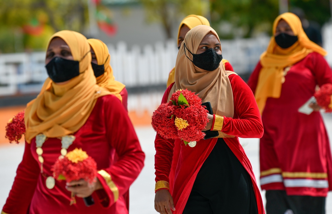 މެޗުބަލަން އަލިފުއްޓަށް އަންނަ އިސް ވަފުދުތަކަށް މަރުހަބާ ދަންނަވަން އެރަށު މީހުން ތައްޔާރުވެގެން--. ފޮޓޯ: ނިޝާން އަލީ/މިހާރު