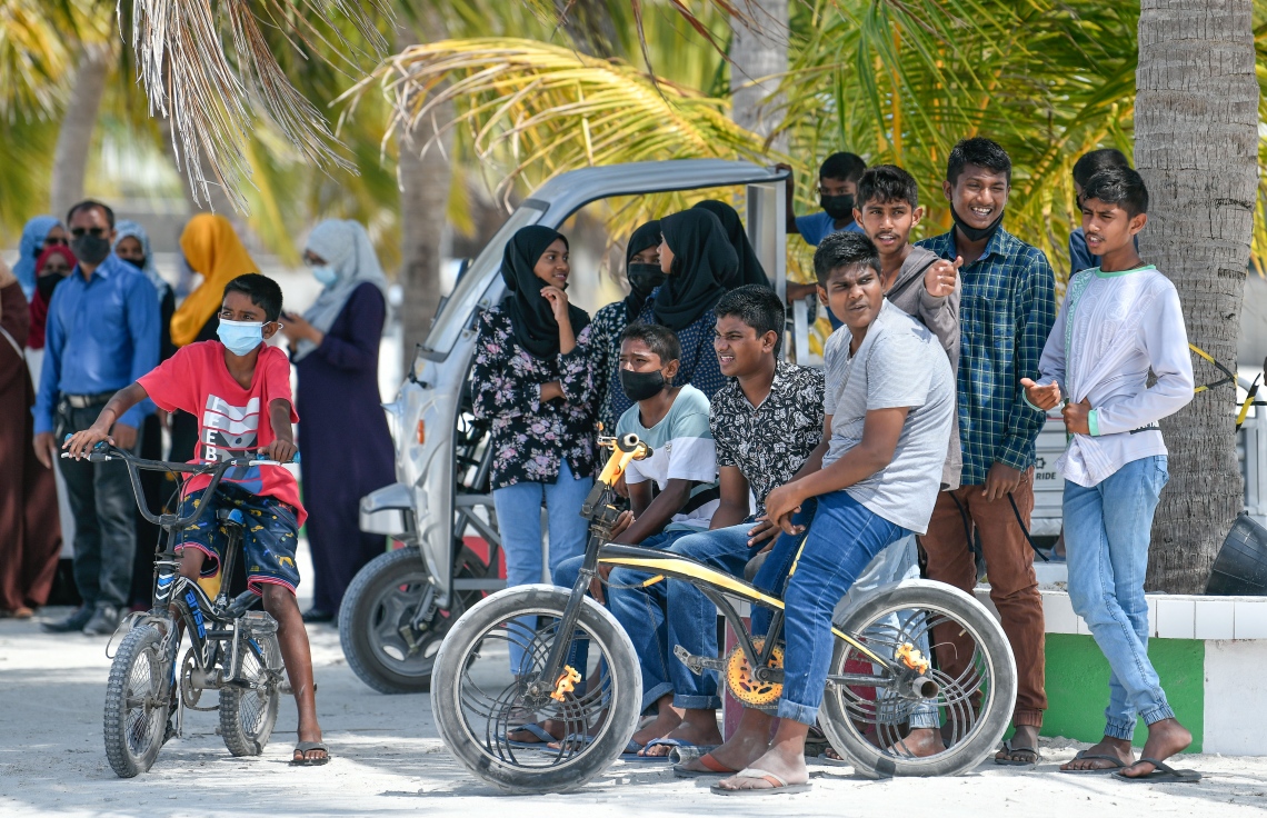 މެޗުބަލަން އަލިފުއްޓަށް އަންނަ ވަފުދުތަކަށް މަރުހަބާ ކިޔާ ސަރަހައްދުގައި ކުޅިބަލަން ތިބި ޒުވާނުންތަކެއް--. ފޮޓޯ: ނިޝާން އަލީ/މިހާރު