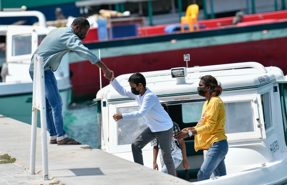 މެޗުބަލަން އަލިފުއްޓަށް އައި ސަޕޯޓަރުންތަކަކަށް އެރަށުން މަރުހަބާ ކިޔަނީ--. ފޮޓޯ: ނިޝާން އަލީ/މިހާރު