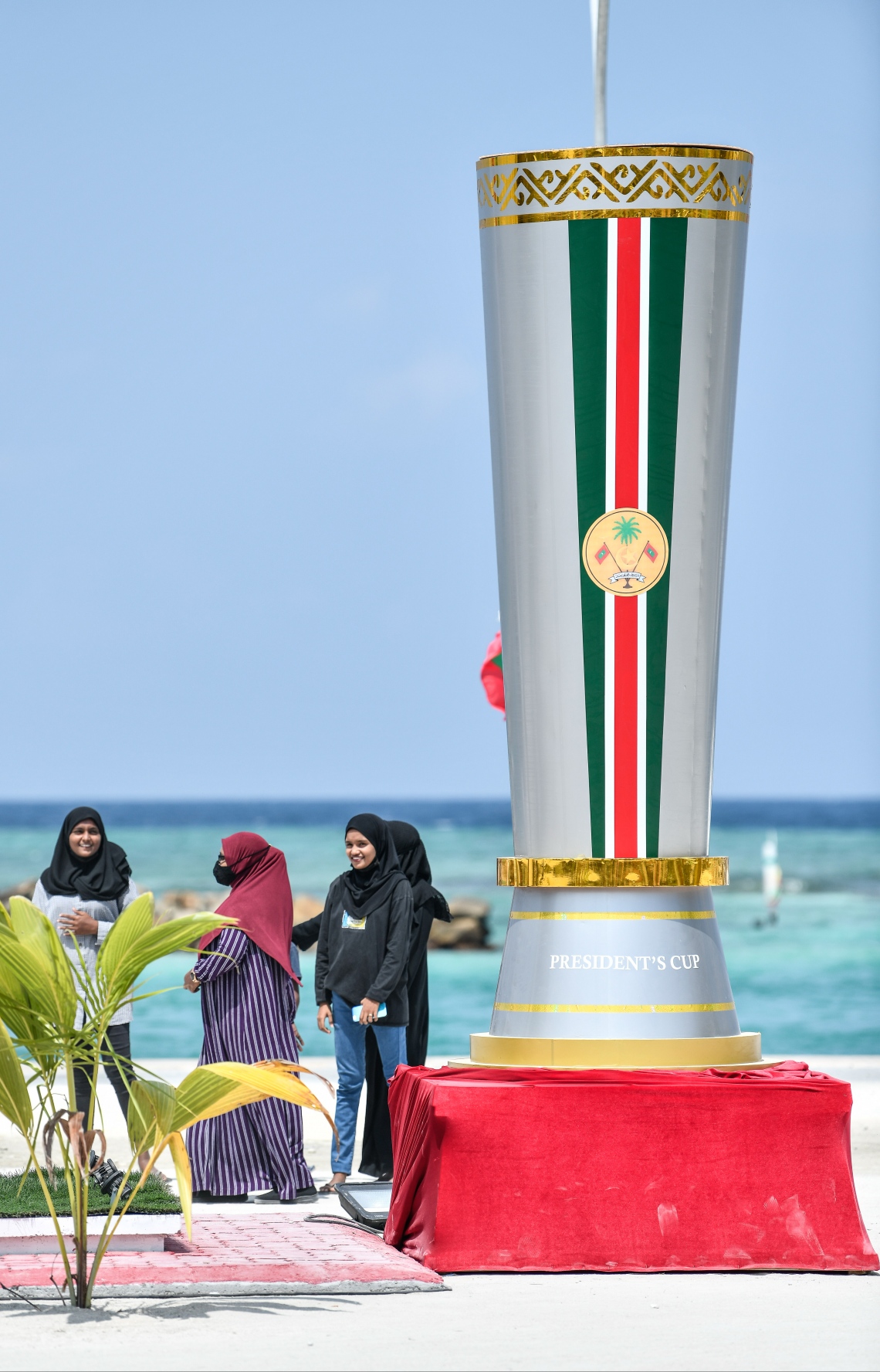 އަލިފުށީގައި ހަދާފައި ހުރި ޕްރެޒިޑެންޓްސް ކަޕުގެ މޮނިއުމެންޓް--. ފޮޓޯ: ނިޝާން އަލީ/މިހާރު