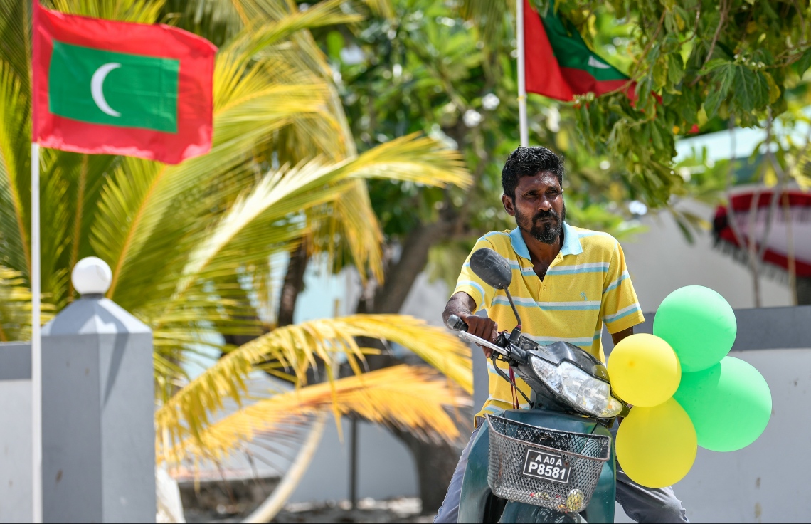ސަޕޯޓަރަކު ސައިކަލުގައި ފުއްޕާހަންތަކެއް އެލުވާފައި--. ފޮޓޯ: ނިޝާން އަލީ/މިހާރު