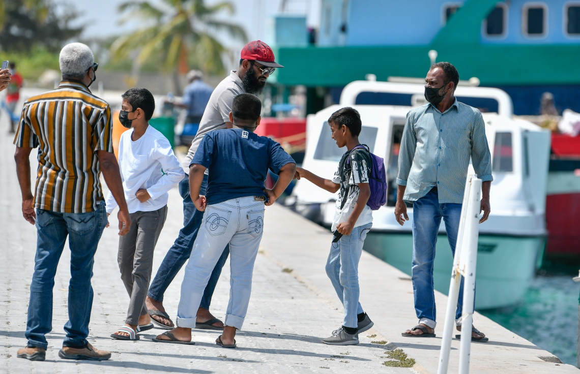 މެޗުބަލަން އަލިފުއްޓަށް އައި ސަޕޯޓަރުންތަކަކަށް އަލީ އަޝްފާގް އެރަށުން މަރުހަބާ ކިޔަނީ--. ފޮޓޯ: ނިޝާން އަލީ/މިހާރު