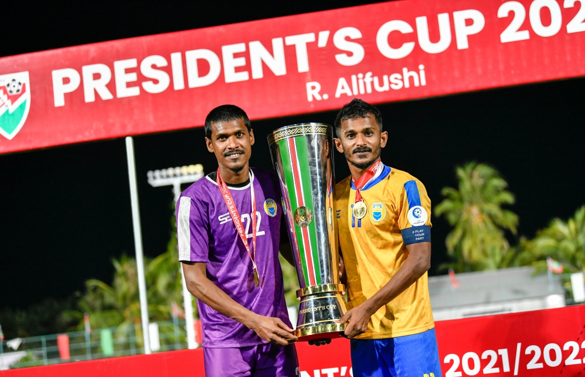 އަލިފުށި- ޖެނުއަރީ 23، 2022: ރ. އަލިފުށީގައި މިއަދު ކުޅުނު ފައިނަލް މެޗަށް ފަހު ވެލެންސިއާގެ ސެންޓޭއާއި ކީޕަރު ފައިސަލް ޕްރެޒިޑެންޓްސް ކަޕުގެ ތަށި އުފުލާލަނީ--. ފޮޓޯ: ނިޝާން އަލީ/މިހާރު