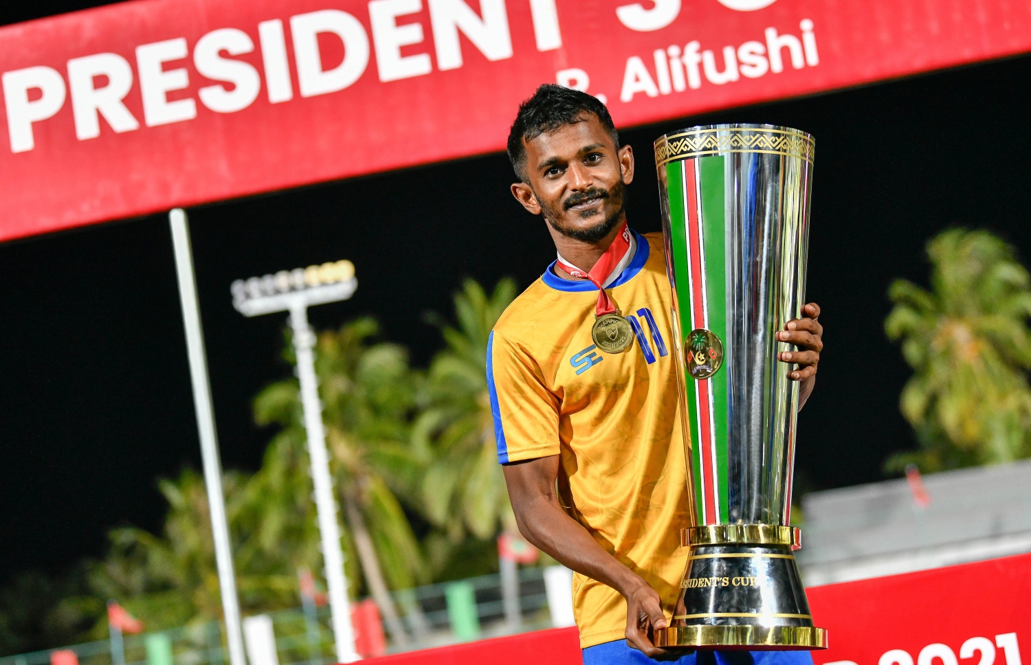 ޕްރެޒިޑެންޓް ކަޕް ތަށި ވެލެންސިއާ އަށް އުފުލާލަދިން ކެޕްޓަން ސެންޓޭ ތައްޓާ އެކު ފޮޓޯއަކަށް ހުއްޓިލައިގެން --- ފޮޓޯ: ނިޝާން އަލީ | މިހާރު