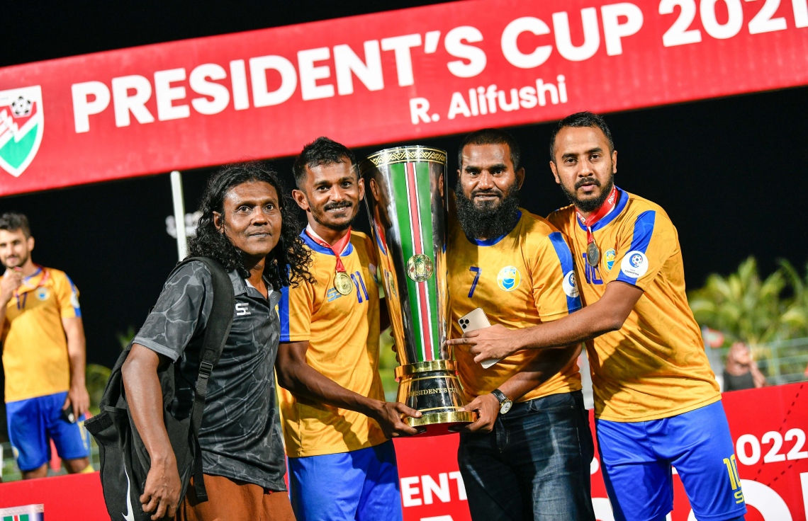 އަލިފުށި- ޖެނުއަރީ 23، 2022: ރ. އަލިފުށީގައި މިއަދު ކުޅުނު ފައިނަލް މެޗަށް ފަހު ވެލެންސިއާގެ ކުޅުންތެރިން ޕްރެޒިޑެންޓްސް ކަޕުގެ ތަށި އުފުލާލަނީ--. ފޮޓޯ: ނިޝާން އަލީ/މިހާރު