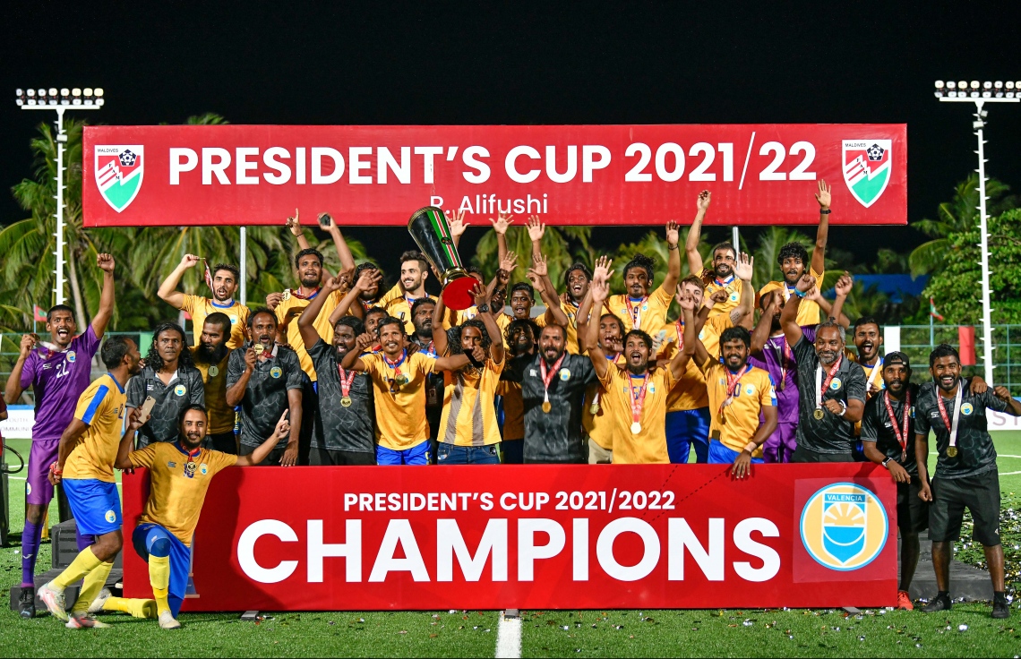 އަލިފުށި- ޖެނުއަރީ 23، 2022: ރ. އަލިފުށީގައި މިއަދު ކުޅުނު ފައިނަލް މެޗަށް ފަހު ވެލެންސިއާއިން ޕްރެޒިޑެންޓްސް ކަޕުގެ ތަށި އުފުލާލަނީ--. ފޮޓޯ: ނިޝާން އަލީ/މިހާރު