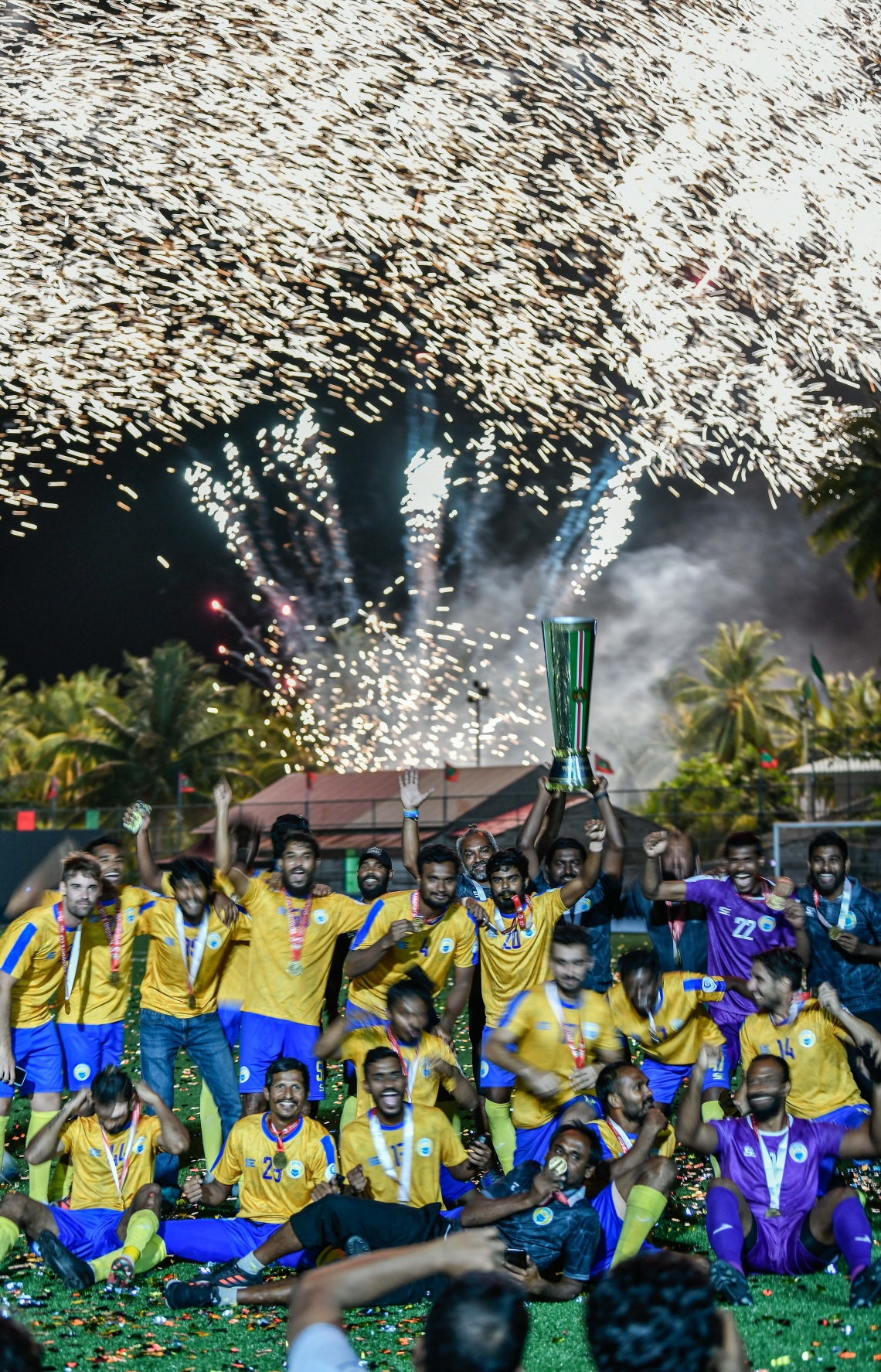 އަލިފުށި- ޖެނުއަރީ 23، 2022: ރ. އަލިފުށީގައި މިއަދު ކުޅުނު ފައިނަލް މެޗަށް ފަހު ވެލެންސިއާއިން ޕްރެޒިޑެންޓްސް ކަޕުގެ ތައްޓާއެކު އުފާފާޅުކުރަނީ--. ފޮޓޯ: ނިޝާން އަލީ/މިހާރު