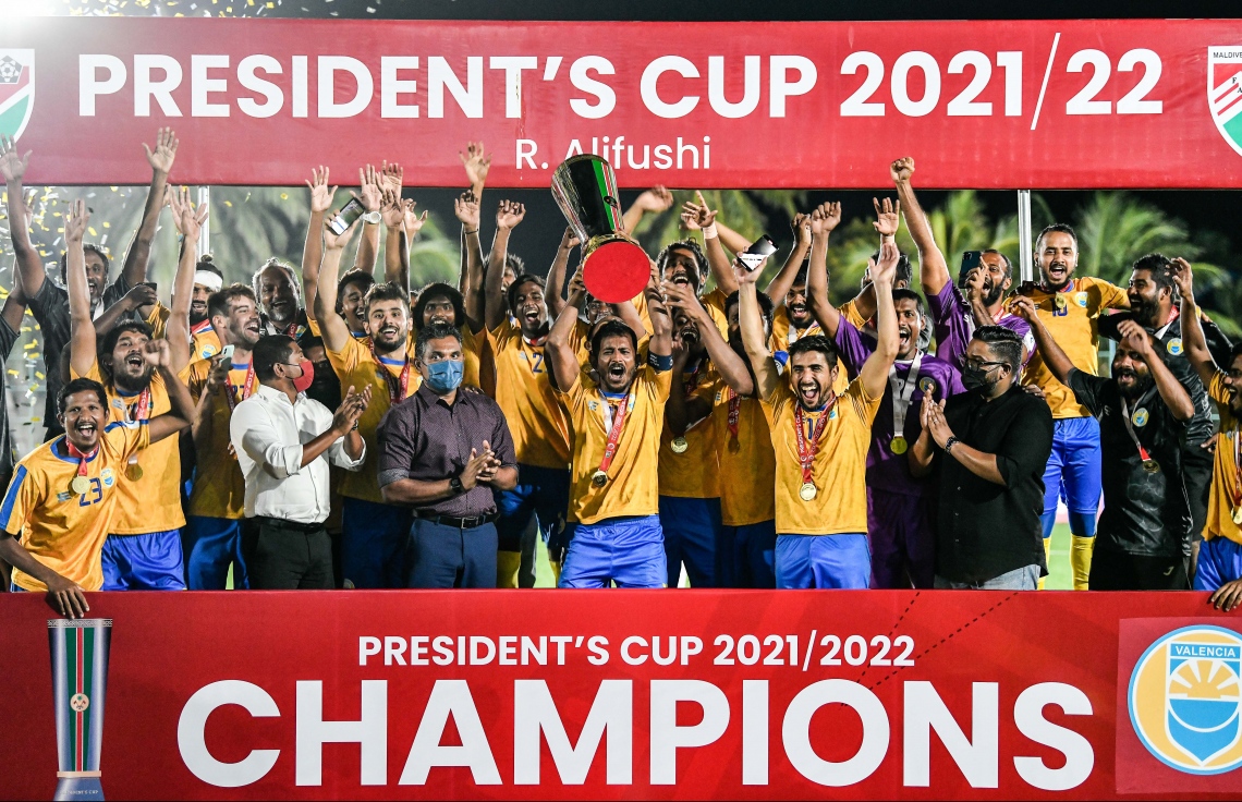 އަލިފުށި- ޖެނުއަރީ 23، 2022: ރ. އަލިފުށީގައި މިއަދު ކުޅުނު ފައިނަލް މެޗަށް ފަހު ވެލެންސިއާއިން ޕްރެޒިޑެންޓްސް ކަޕުގެ ތަށި އުފުލާލަނީ--. ފޮޓޯ: ނިޝާން އަލީ/މިހާރު