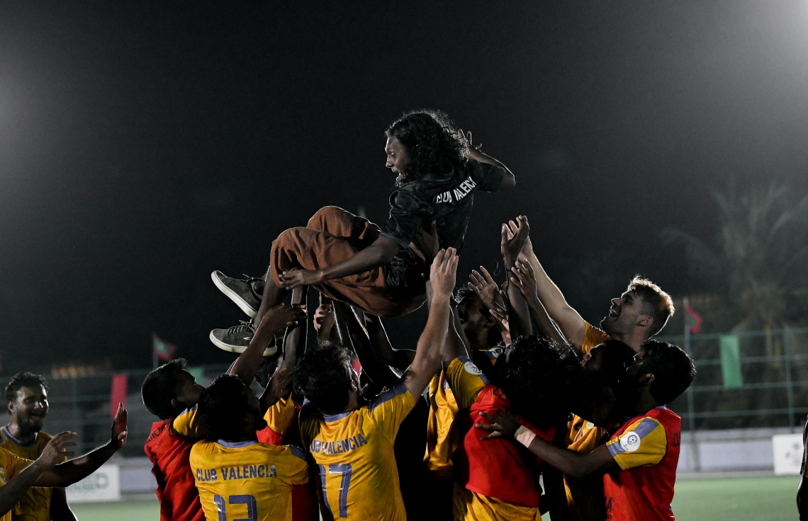 އަލިފުށި- ޖެނުއަރީ 23، 2022: ރ. އަލިފުށީގައި މިއަދު ކުޅުނު ފައިނަލް މެޗަށް ފަހު ވެލެންސިއާގެ ކުޅުންތެރިން ކޯޗާއެކު އުފާފާޅުކުރަނީ--. ފޮޓޯ: ނިޝާން އަލީ/މިހާރު