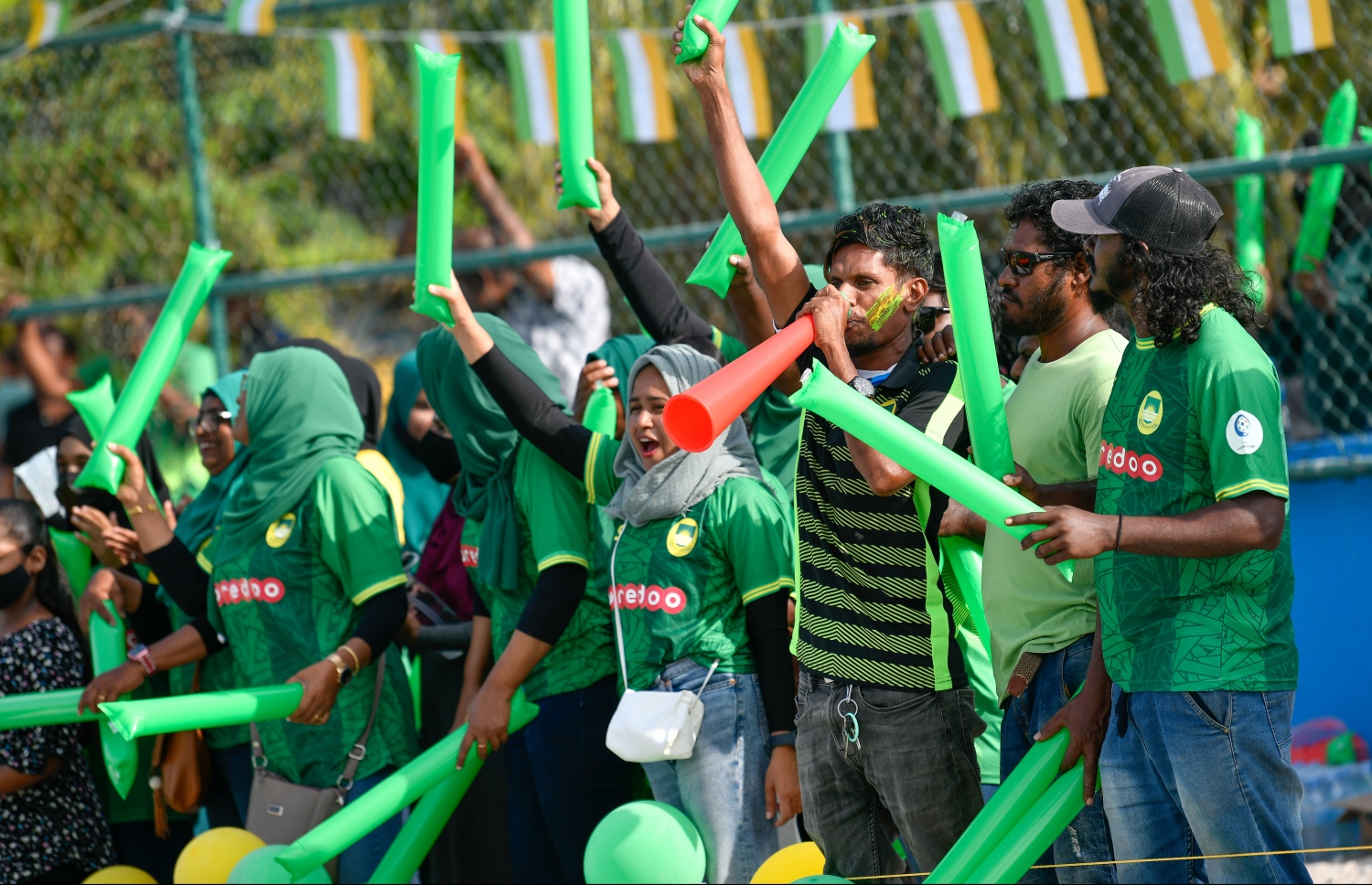 ރ. އަލިފުށީގައި މިދިޔަ މަހު ބޭއްވި ޕްރެޒިޑެންޓްސް ކަޕްގެ ފައިނަލް މެޗުގައި އެއްކޮޅުން ކުޅުނު މާޒިއާގެ ސަަޕޯޓަރުން ތަރުހީބު ދެނީ.---ފޮޓޯ: ނިޝާން އަލީ/ މިހާރު