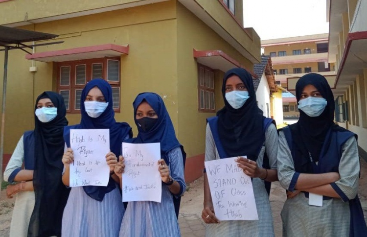 ބުރުގާ އަޅައިގެން ކޮލެޖަށް ވަނުން އިންޑިއާގައި މަނާ