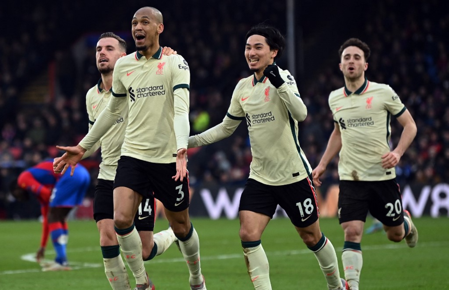 ފަބީނިއޯ (3) ލިވަޕޫލްގެ ތިންވަނަ ލަނޑު ޖެހުމަށް ފަހު.-- ފޮޓޯ: އޭއެފްޕީ