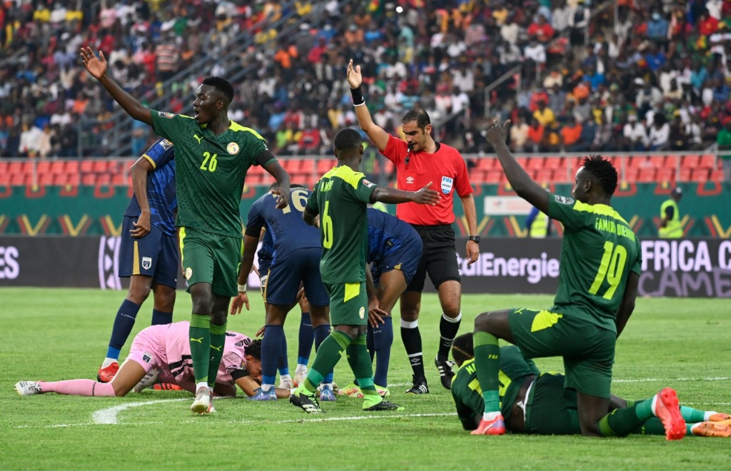 މާނޭ އާއި ކޭޕް ވާޑޭގެ ކީޕަރު ވޮޒީނިއާ ބޮލަށް އަނިޔާވެގެން، ރެފްރީ އާއި ކުޅުންތެރިން މެޑިކަލް އޮފިޝަލުންނަށް އިޝާރާތްކުރަނީ.-- ފޮޓޯ: އޭއެފްޕީ