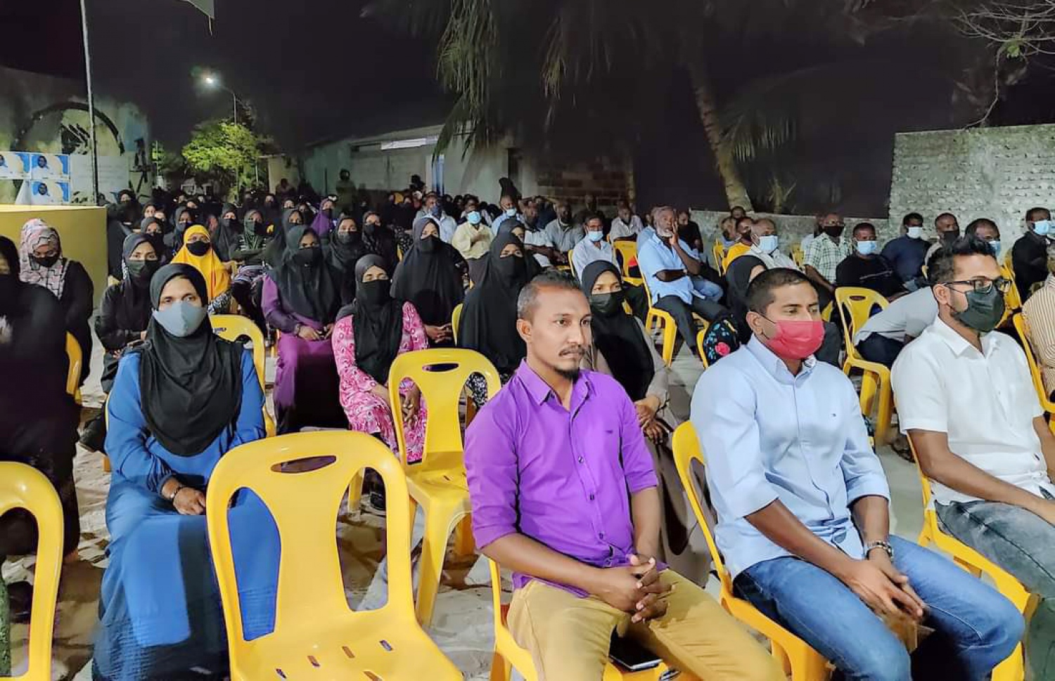 ކޮމަންޑޫގައި އެމްޑީޕީން ބޭއްވި ޖަލްސާގައި ޔޫތު މިނިސްޓަރު އަހުމަދު މަހްލޫފު ބައިވެރިވެވަޑައިގަންނަވަނީ-- ފޮޓޯ: ފަޔާޒު މޫސާ/ މިހާރު