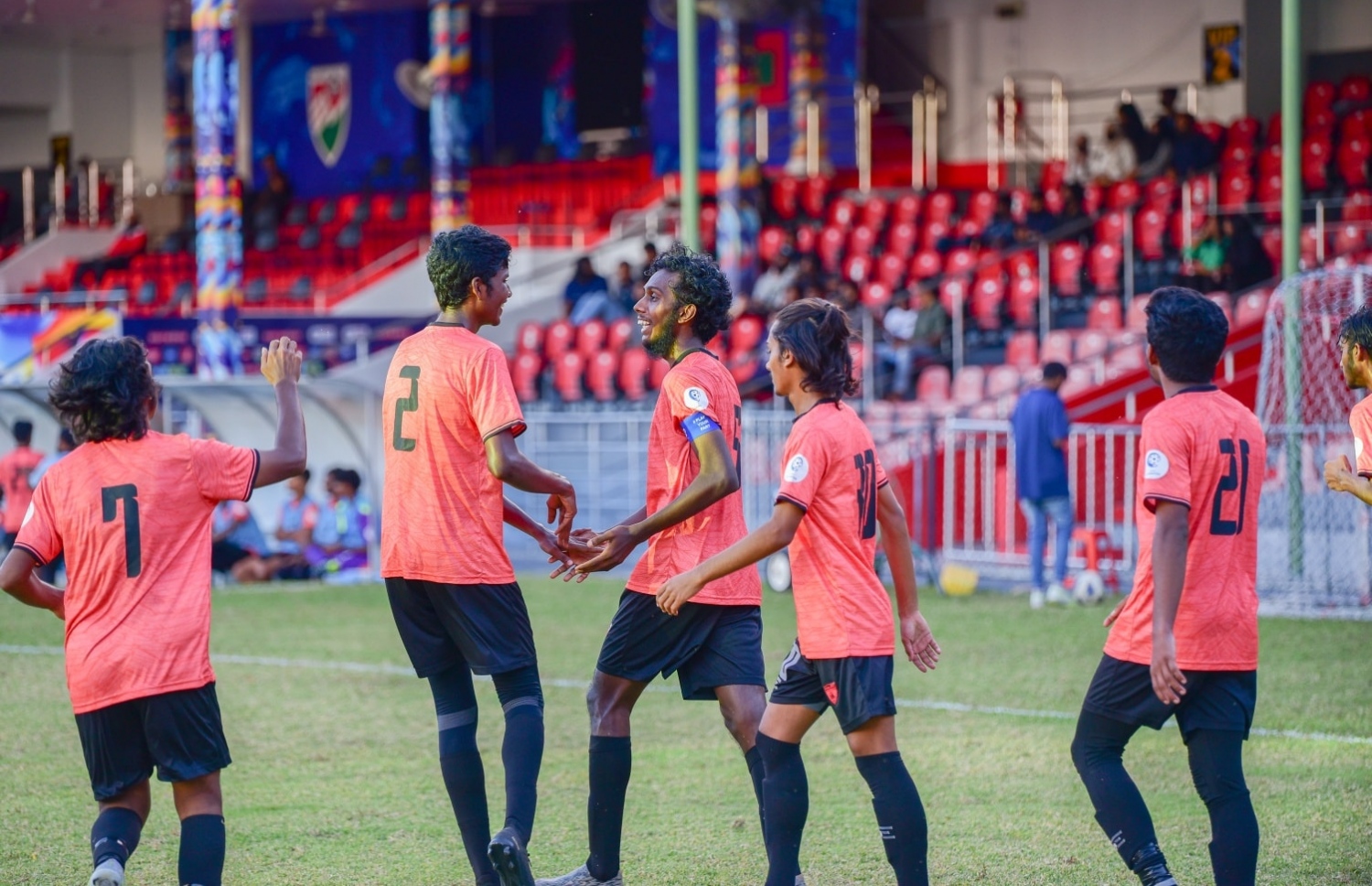 ހަވީރު ކުޅުނު މެޗުގައި ހުމެއިދު އީގަލްސްގެ ފަހު ލަނޑު ޖެހުމަށް ފަހު ޓީމުގެ ބައެއް ކުޅުންތެރިންނާ އެކު އުފާފާޅުކުރަނީ.-- ފޮޓޯ: އެފްއޭއެމް