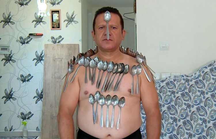 ގައިގައި ސަމުސާތަކެއް ބެލެންސްކޮށްގެން ރިކޯޑެއް