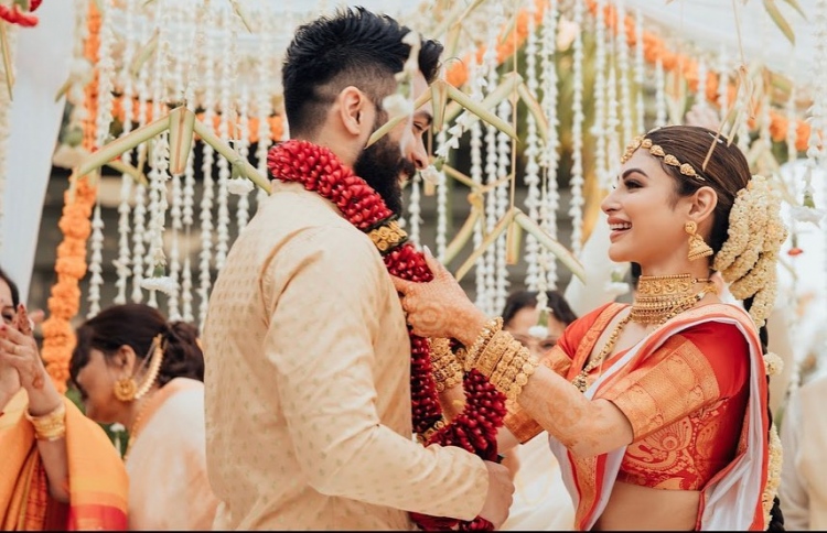 މޯނީގެ ކައިވެނިން ރީތި ފޮޓޯތަކެއް