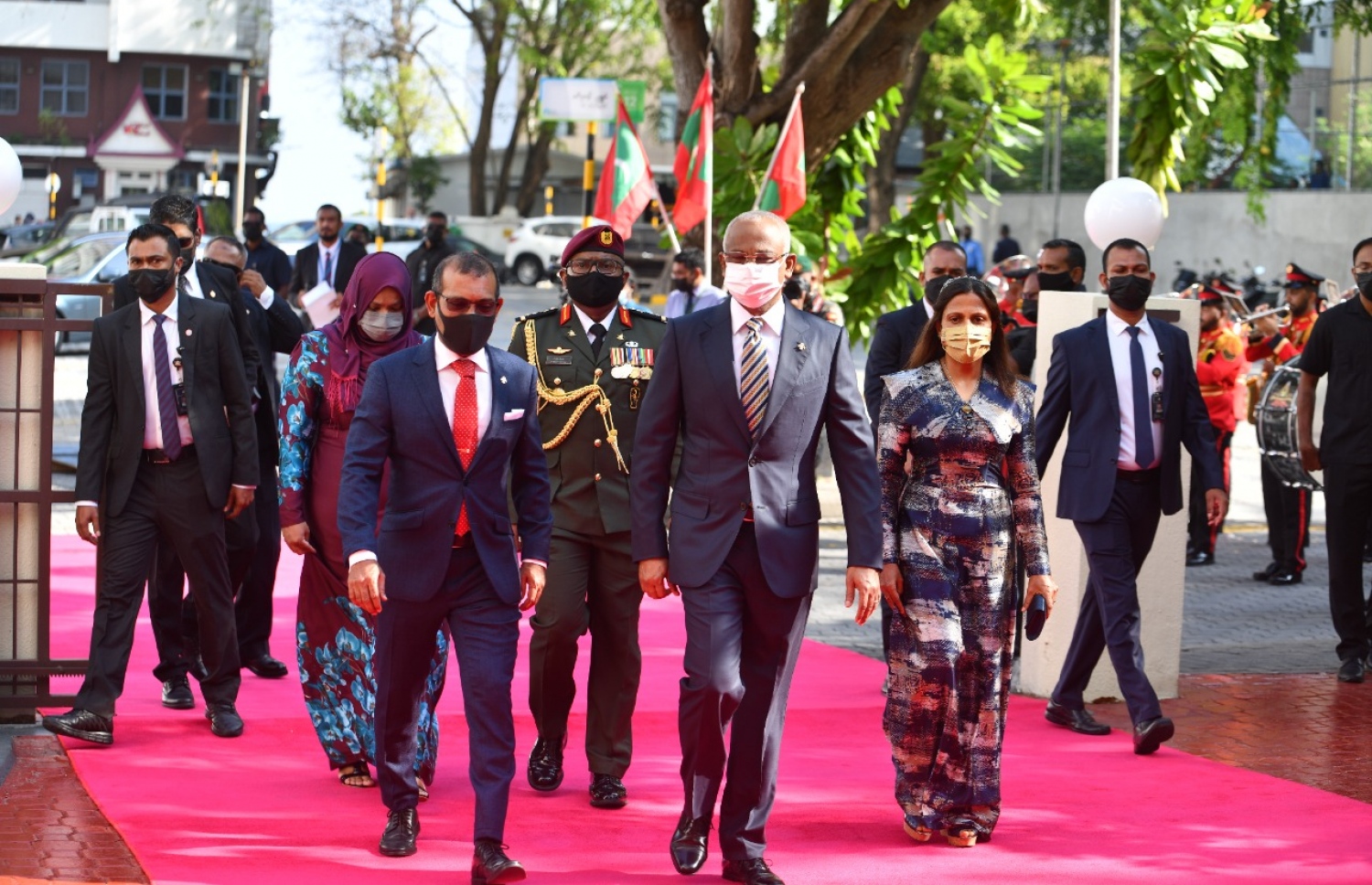 ރައްޔިތުންގެ މަޖިލިސް މިއަހަރަށް ހުޅުވައި، ރިޔާސީ ބަޔާން އިއްވުމުގެ ރަސްމިއްޔާތަށް ރައީސް އިބްރާހިމް މުހައްމަދު ސޯލިހުގެ ދެކަނބަލުން އަދި ރައްޔިތުންގެ މަޖިލީހުގެ ރައީސް މުހައްމަދު ނަޝީދު ވަޑައިގަންނަވަނީ-- ފޮޓޯ: ރައްޔިތުންގެ މަޖިލިސް