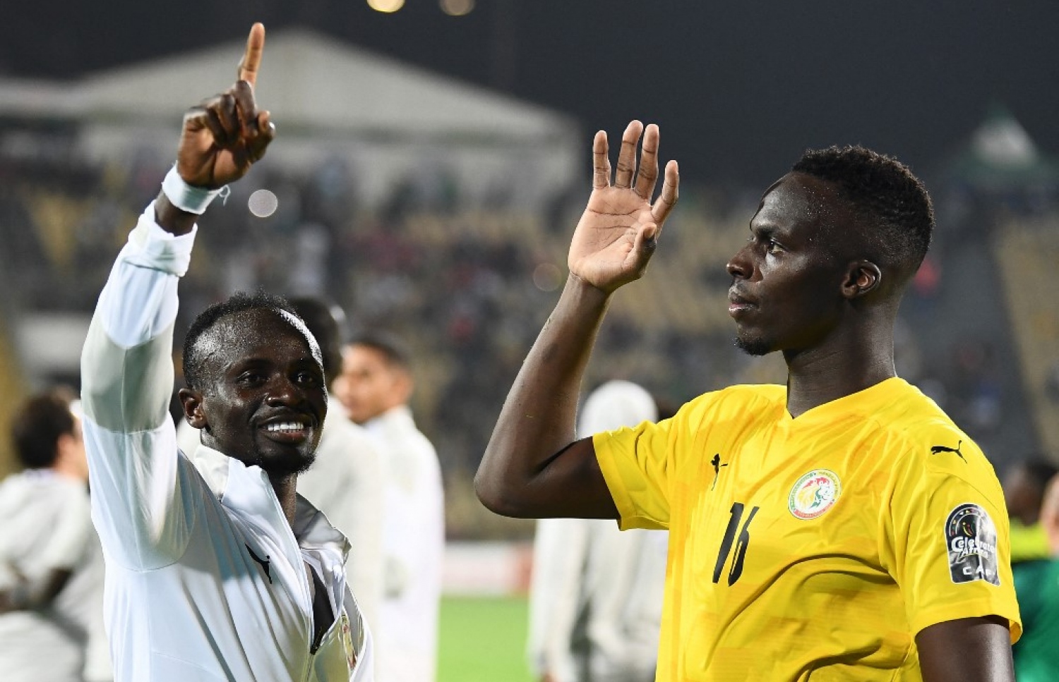 މާނޭ އާއި ސެނެގާލްގެ ކީޕަރު އެޑުއާޑް މެންޑީ ރޭގެ މެޗަށް ފަހު.-- ފޮޓޯ: އޭއެފަޕީ