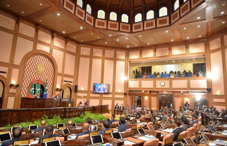 މެމްބަރުންނަށް ހެލްތު އިންޝުއަރެންސް ދޭނެ ބަޔަކު ހޯދަނީ