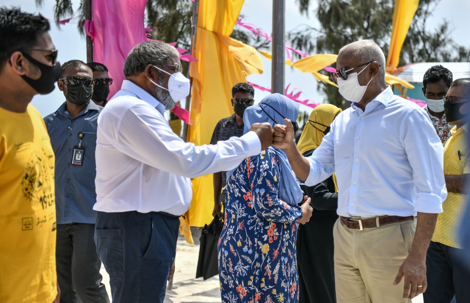 ރައީސް ސޯލިހް ކޮމަންޑުއަށް ވަޑައިގަތުމުން ޖުމްހޫރީ ޕާޓީގެ ލީޑަރު ގާސިމް އިބްރާހިމް މަރުހަބާ ދަންނަވަނީ. -- ފޮޓޯ: ފަޔާޒް މޫސާ/ މިހާރު