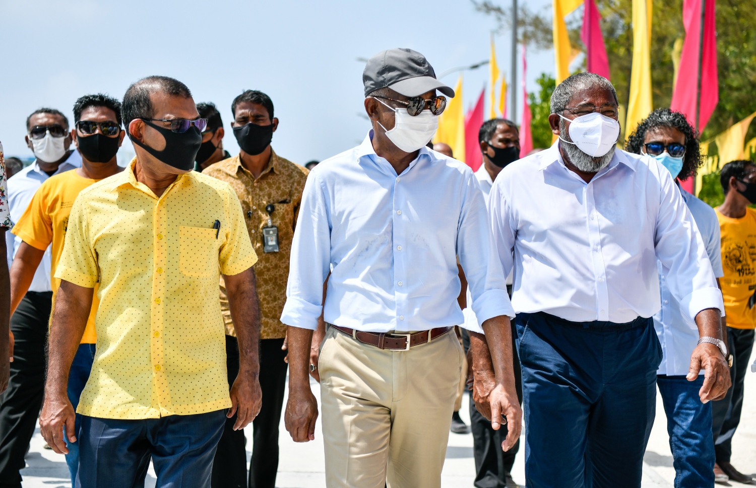 ކޮމަންޑުއަށް ކުރެއްވި ކެމްޕޭން ދަތުރެއްގައި ރައީސް އިބްރާހިމް މުހައްމަދު ސޯލިހާއި ރައްޔިތުންގެ މަޖިލީހުގެ ރައީސް މުހައްމަދު ނަޝީދުގެ އިތުރުން ޖުމްހޫރީ ޕާޓީގެ ލީޑަރު ގާސިމް އިބްރާހިމް: އެ އިންތިހާބު ކާމިޔާބުކުރަން، އެއް ފަހަރަށް ވުރެން ގިނައިން ކޮންމެ ބޭފުޅަކު ވެސް ކެމްޕޭނަށް އެ ރަށަށް ވަޑައިގަތް. -- ފޮޓޯ: ފަޔާޒް މޫސާ/ މިހާރު