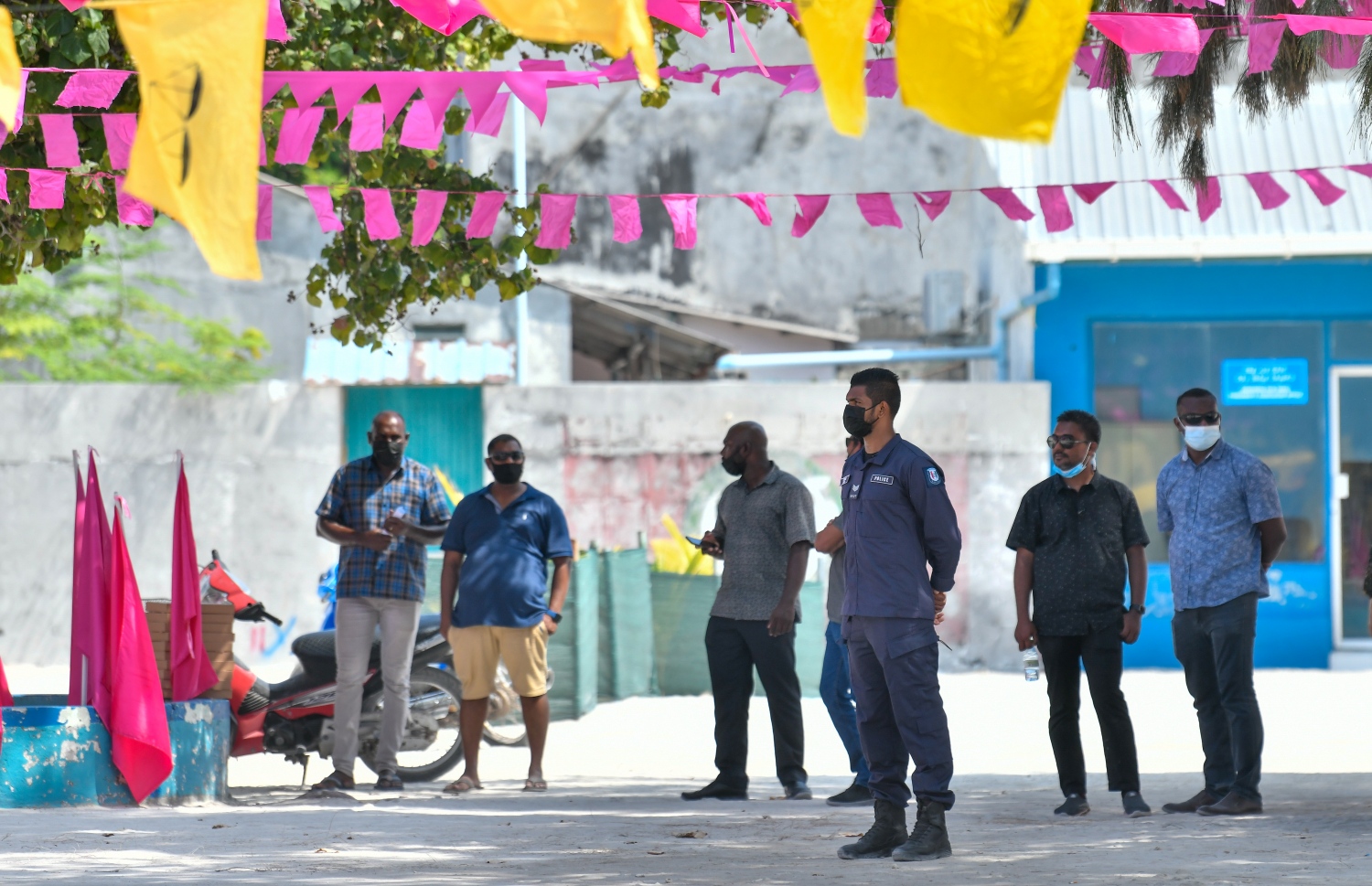 ކޮމަންޑޫ: މި ރަށުގެ ކެމްޕޭން ހަރާކާތްތަކުގެ ފޯރިގަދަޔަސް މަސްލަހަތު ނުގެއްލޭނެ ކަމަށް ގިނަ ބަޔަކު ބުނޭ. -- ފޮޓޯ: ފަޔާޒް މޫސާ/ މިހާރު