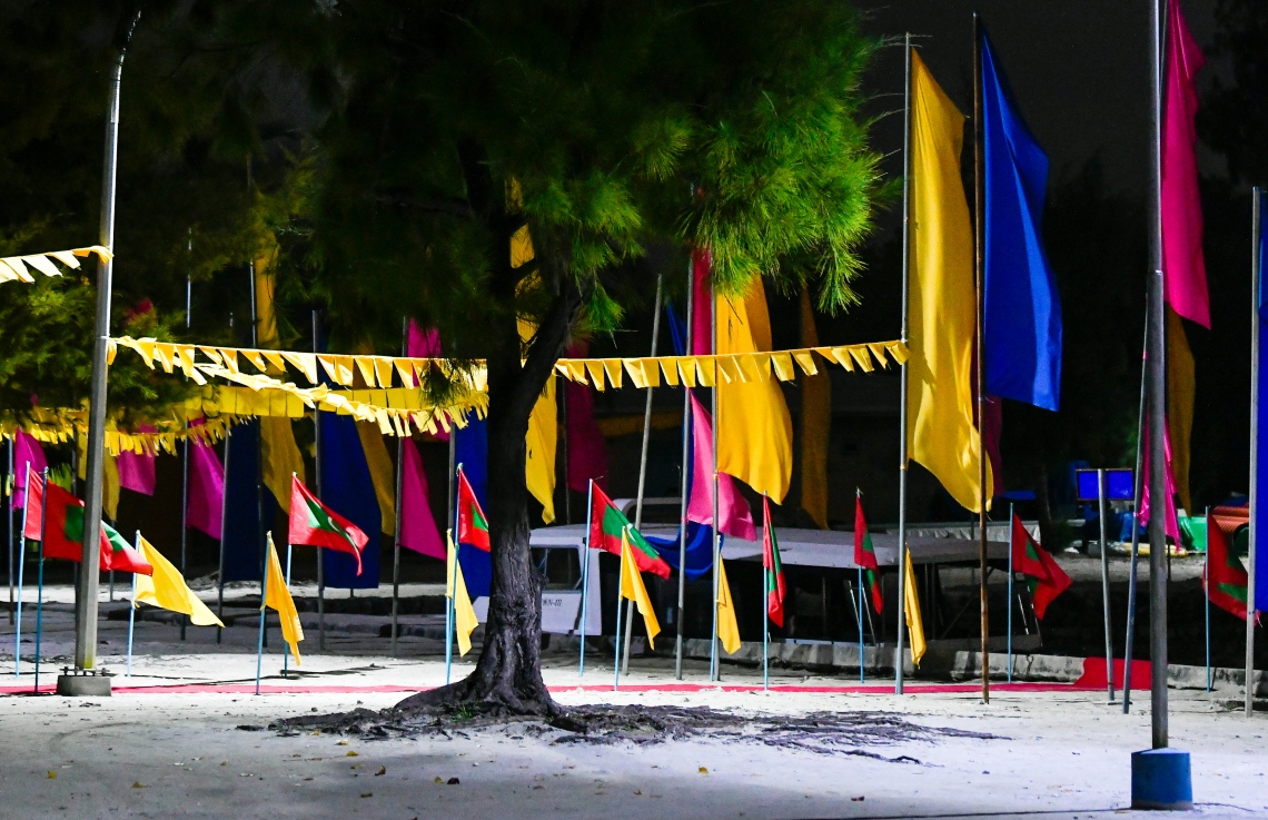 މަރޮށި ކެމްޕޭނަށް ދިދަ ދަމާފައި: މި ރަށުގައި ސިޔާސީ ރުޅިވެރިކަން އެކަކު އަނެކަކަށް ނުބާއްވާ ކަމަށް ކައުންސިލުން ބުނޭ. -- ފޮޓޯ: ފަޔާޒް މޫސާ/ މިހާރު