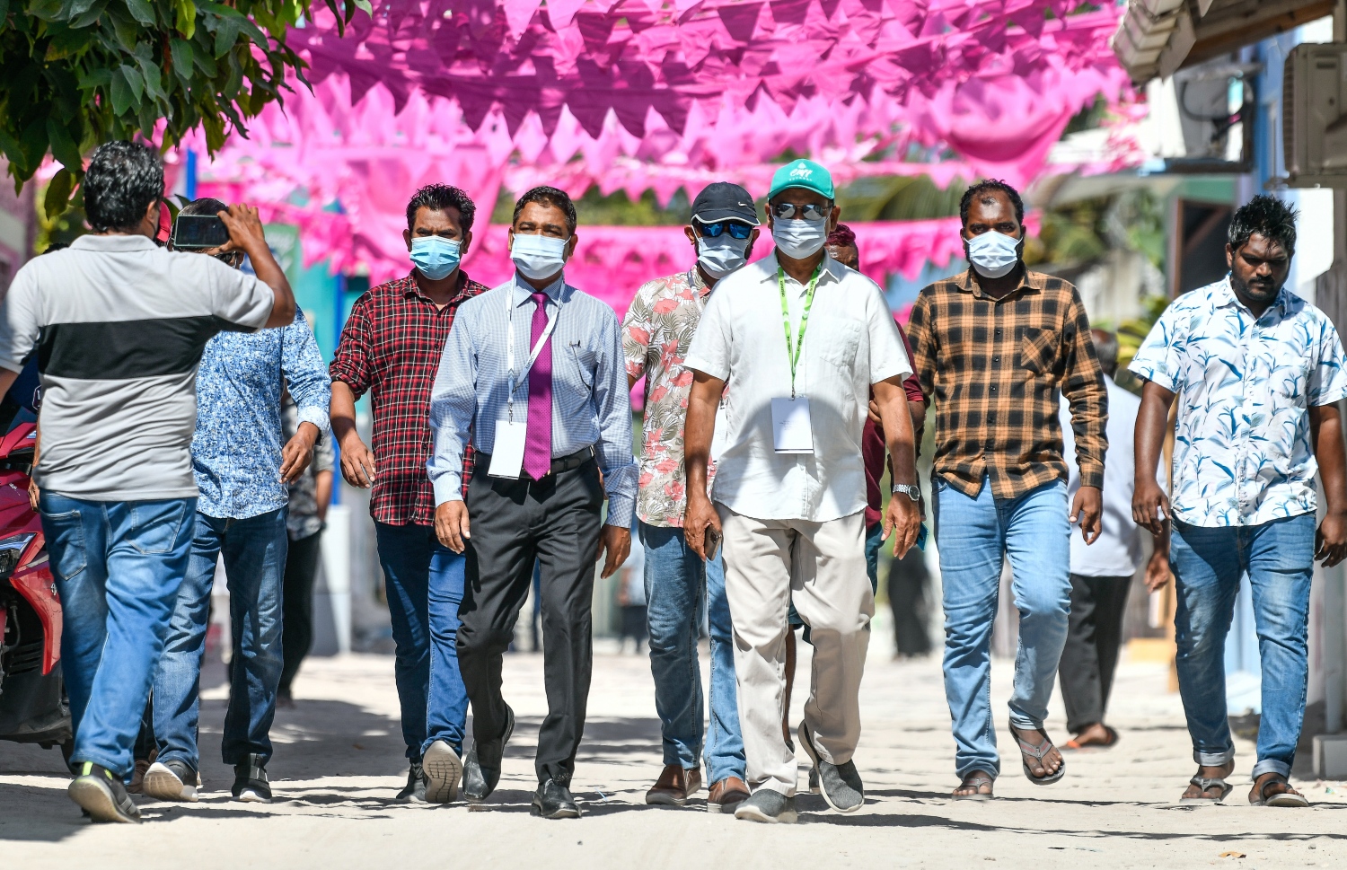 ކޮމަންޑޫ ދާއިރާއަށް ޕީޕީއެމްގެ ފަރާތުން ވާދަކުރާ މޫސާ ފަތުހީ އާދަމް ވޯޓުލުމަށް އެ ރަށު ޕްރީ ސްކޫލުގައި ގާއިމް ކޮށްފައިވާ ވޯޓުލާ މަރުކަޒަށް ވަޑައިގަންނަވަނީ-- ފޮޓޯ: ފަޔާޒު މޫސާ / މިހާރު