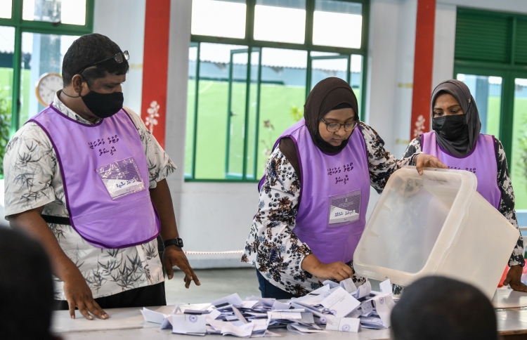 ވޯޓު ފޮށި ބަހައްޓާނީ ބޭރުގެ ތިން ގައުމެއްގައި