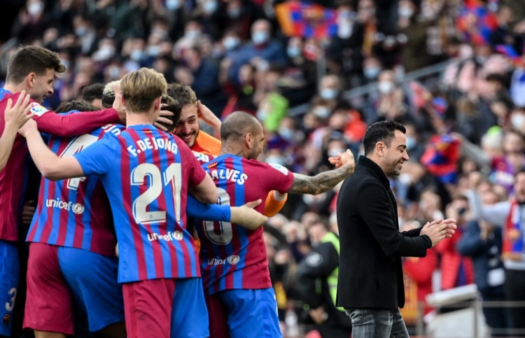 ފަހަތުން އަރައި އެތުލެޓިކޯ ބަލިކޮށް، ބާސާ ހަތަރަކަށް