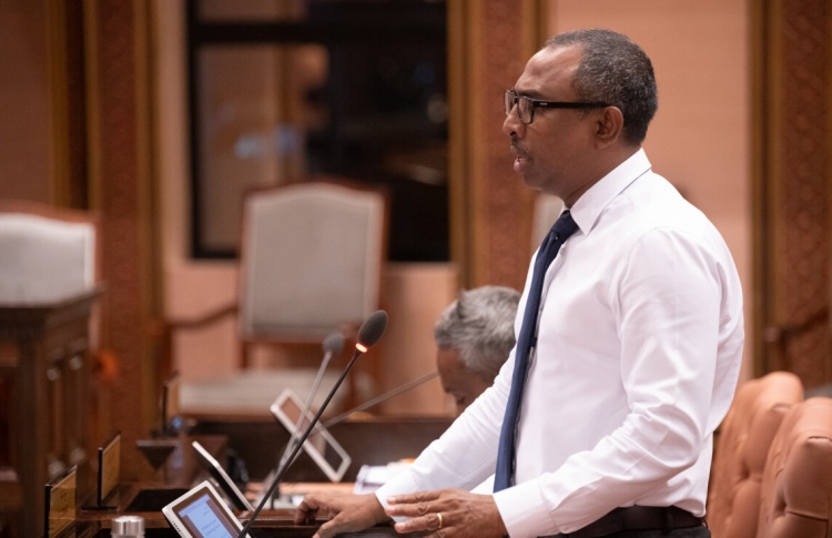 ޔާމީން ޖަލަށް ނުލާ ފަނޑިޔާރުން ވަކިކުރަންޖެހޭ: އާޒިމް