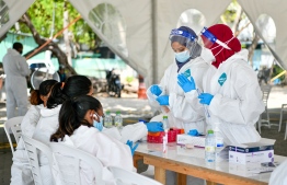 Health workers at a COVID-19 testing centre. -- PHOTO: MIHAARU
