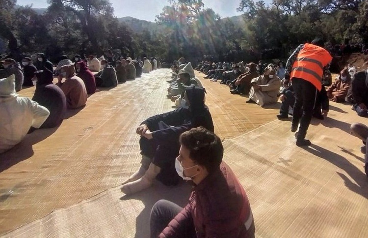 ރަޔަންގެ ޖަނާޒާގައި އެތައް ސަތޭކަ ބަޔަކު ބައިވެރިވެއްޖެ