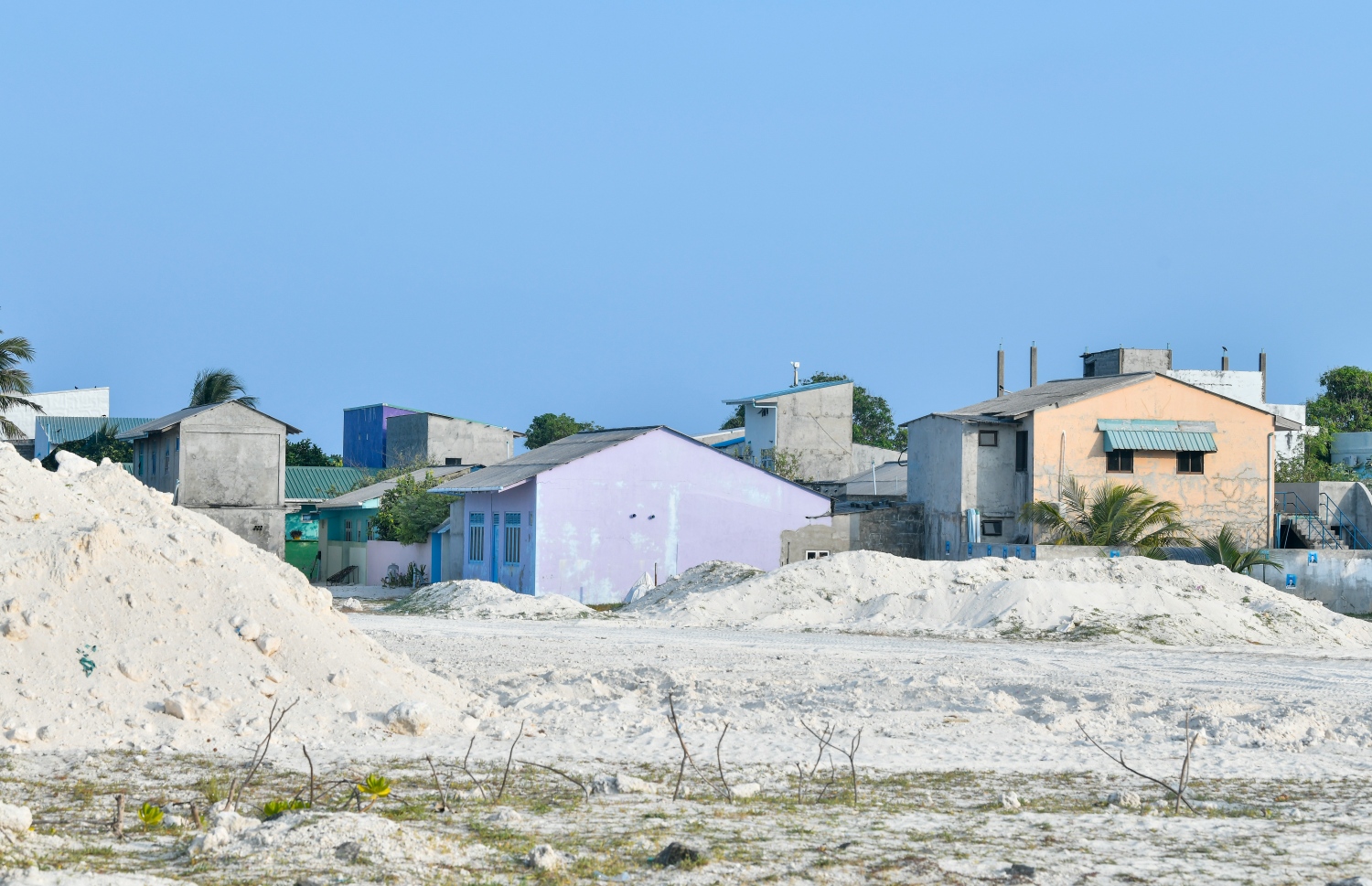 ރާއްޖޭގެ ރަށެއްގައި ހިއްކާފައި އޮތް ބިމެއް. ރާއްޖޭގެ އެކި ހިސާބުތަކުގައި އަންނަނީ ބިން ހިއްކުމުގެ ގިނަ ޕްރޮޖެކްޓްތަކެއް ހިންގަމުން-- ފޮޓޯ: މިހާރު