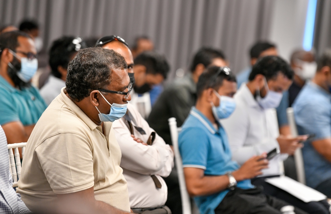 ހުޅުމާލޭގެ ދެވަނަ ފިޔަވަހީގެ ބީޗް ފްރަންޓް ނުވަތަ އަތިރިމަތީގެ ކުރިމަތިން ބީލަމުގެ އުސޫލުން ވިއްކާ 26 ބިމަށް ބީލަން ހުށަހެޅި މީހުން، ބީލަން ކެނޑުމުގެ ރަސްމިއްޔާތުގައި ބައިވެރިވަނީ: އެންމެ ކުޑަ އަަގަކަށް ހުށަހެޅީ އަކަފޫޓެއް 6،000ރ. އެންމެ މަތީ އަގަކީ އަކަފޫޓެއް 10 މިލިއަން ރުފިޔާ.---ފޮޓޯ: ފަޔާޒު މޫސާ/ މިހާރު