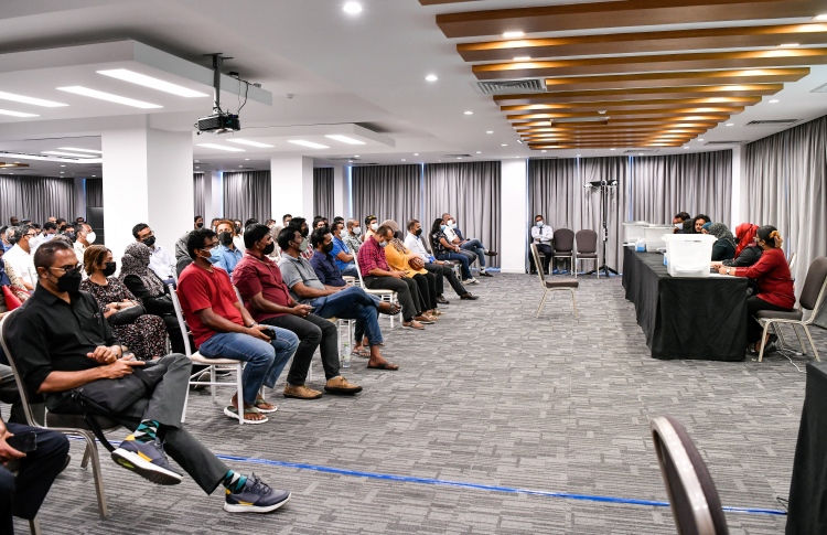 އަކަފޫޓަކަށް 10 މިލިއަން ޖެހުނު ބިޑް ޑިސްކޮލިފައި