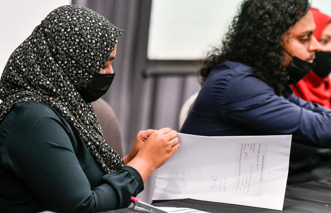 ހުޅުމާލޭގެ ދެވަނަ ފިޔަވަހީގެ ބީޗް ފްރަންޓުން ވިއްކާ ބިންތަކަށް ހުށަހެޅި ބީލަންތައް ކެނޑުމާ ގުޅޭ ކަންކަން އެޗްޑީސީގެ އޮފިޝަލުން މިއަދު ކުރިއަށް ގެންދަނީ: ބީޗް ސައިޑުން ވިއްކާ 34 ގޯތީގެ ބީލަން ހުށަހެޅުމާއި ބީލަން ކެނޑުން މި މަހުގެ 16 ގައި އޮންނާނެ.---ފޮޓޯ: ފަޔާޒު މޫސާ/ މިހާރު