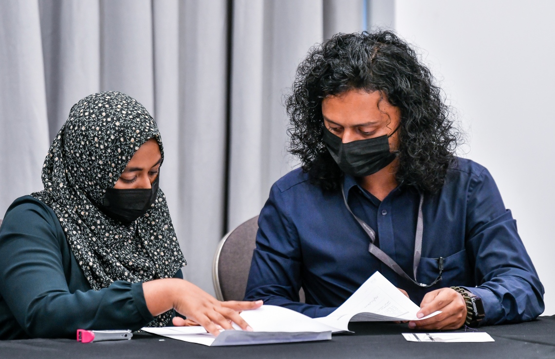 ހުޅުމާލޭގެ ދެވަނަ ފިޔަވަހީގެ ބީޗް ފްރަންޓުން ވިއްކާ ބިންތަކަށް ހުށަހެޅި ބީލަންތައް ކެނޑުމާ ގުޅޭ ކަންކަން އެޗްޑީސީގެ އޮފިޝަލުން މިއަދު ކުރިއަށް ގެންދަނީ: ބީލަންތައް ކެނޑީ ބީލަން ހުށަހެޅި މީހުންގެ ހާޒިރުގައި.---ފޮޓޯ: ފަޔާޒު މޫސާ/ މިހާރު