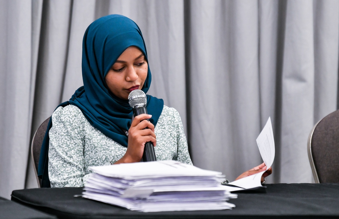 ހުޅުމާލޭގެ ދެވަނަ ފިޔަވަހީގެ ބީޗް ފްރަންޓުން ވިއްކާ ބިންތަކަށް ހުށަހެޅި ބީލަންތައް ކަނޑައި، ބީލަމުގެ އަގުތައް އެޗްޑީސީގެ އޮފިޝަލަކު އިއުލާންކުރަނީ.---ފޮޓޯ: ފަޔާޒު މޫސާ/ މިހާރު