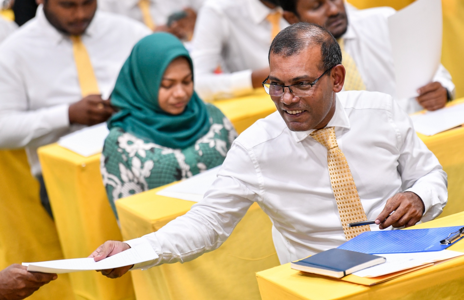 އިސްކަންދަރު ސްކޫލުގައި ބޭއްވި އެމްޑީޕީގެ ގައުމީ މަޖިލީހުގެ ހަތަރު ވަނަ ދައުރުގެ ދެ ވަނަ ޖަލްސާގައި އެ ޕާޓީގެ ރައީސް މުހައްމަދު ނަޝީދު، އަލީ އާޒިމްއަށް ކަރުދާސްތަކެއް ހަވާލުކުރައްވަނީ--ފޮޓޯ: ފަޔާޒު މޫސާ / މިހާރު