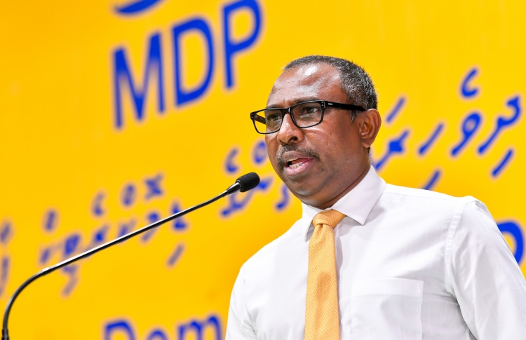 ވިޕްލައިނާ ދެކޮޅު ހެދުމުން އާޒިމަށް ނަސޭހަތް ދީފި