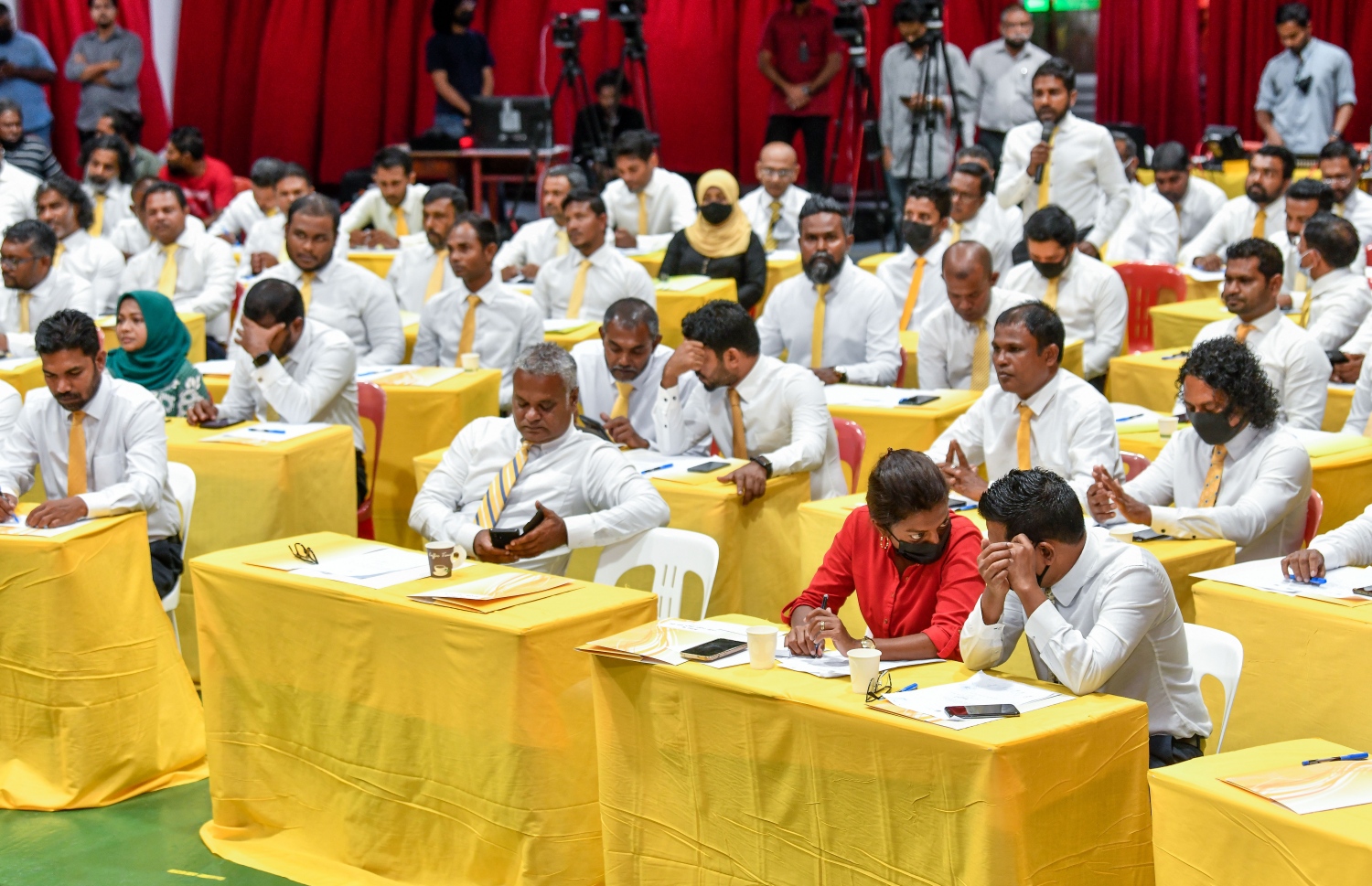 އެމްޑީޕީގެ ގައުމީ މަޖިލީހުގެ ޖަލްސާއެއްގައި އަލީ ނިޔާޒް ބައިވެރިވެވަޑައިގަންނަވަނީ: ގައުމީ އިންތިހާބަކަށް ދާ އިރު އެމްޑީޕީ އޮންނާނީ އެކީގައި ކަަމަށް ދެކެވަޑައިގަންނަވާ.