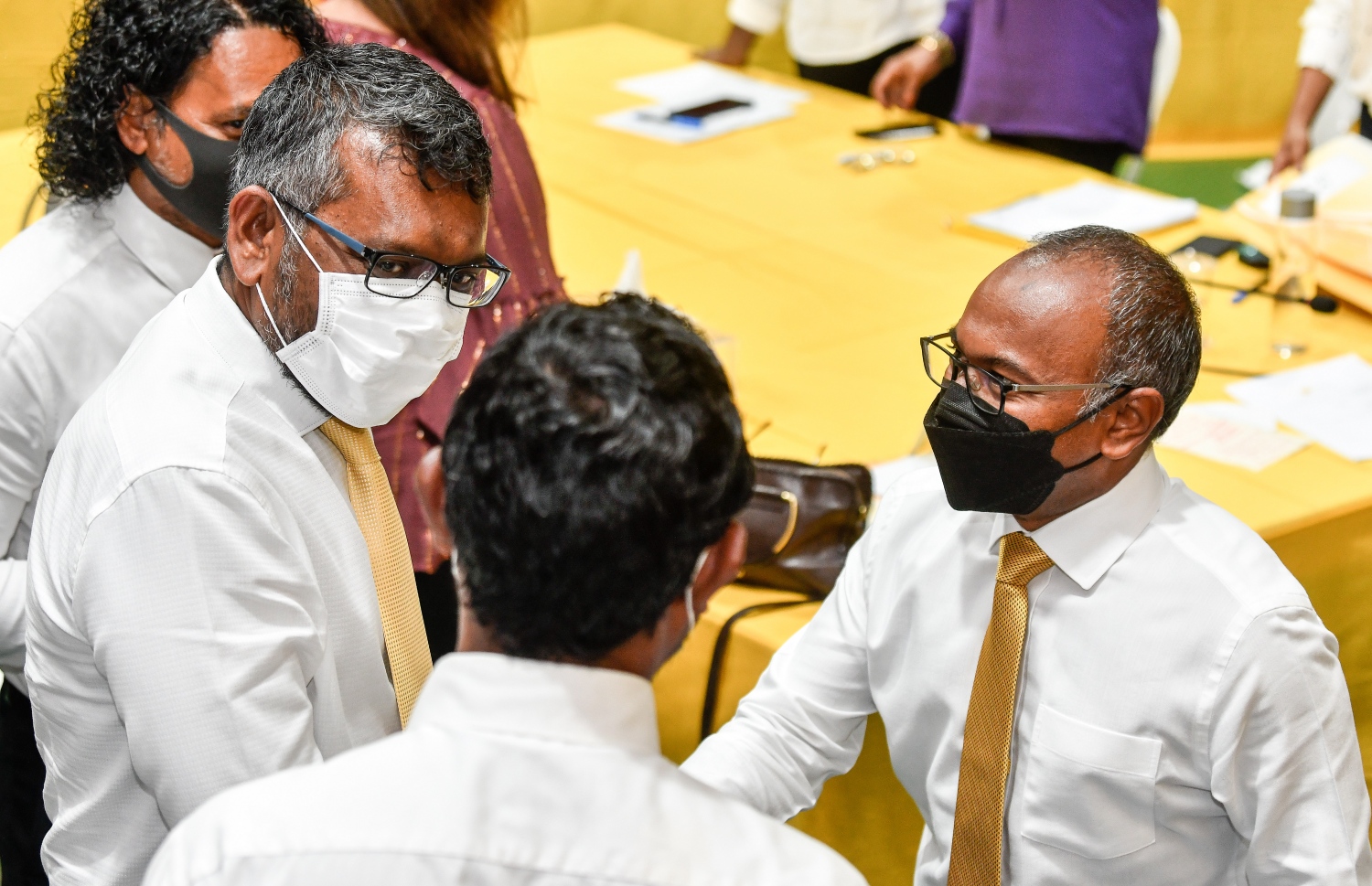 އެމްޑީޕީގެ ގައުމީ މަޖިލީހުގެ ޖަލްސާއަށް ފަހު ފައްޔާޒް ޕާޓީގެ އޭރުގެ ޗެއާޕާސަން ހަސަން އާ އެކު. -- ފޮޓޯ: ފަޔާޒު މޫސާ / މިހާރު