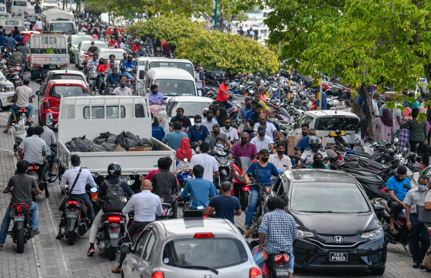 ބަޔަކު މަގުމަތިން ދަތުރު ކުރަނީ: ރައްޔިތުންނަށް ދޭ ހިދުމަތްތައް ރަނގަޅު ކުރަން ޓެކްސް ފައިސާ އިން ހޭދަކުރަނީ މަދު އެއްޗެއް -- ފައިލް ފޮޓޯ: މިހާރު