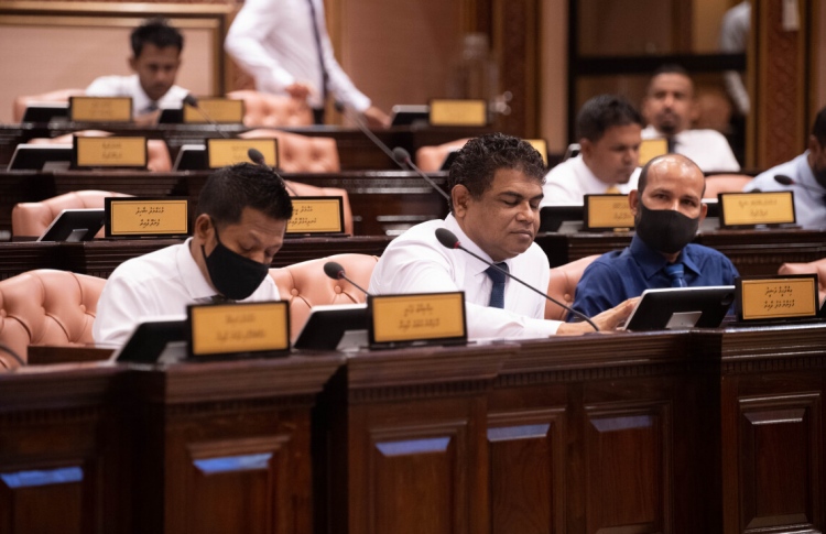 މަޖިލީހުގައި ނަޝީދުގެ ފެކްޝަނާއި އިދިކޮޅު އެއްގަލަކަށް!