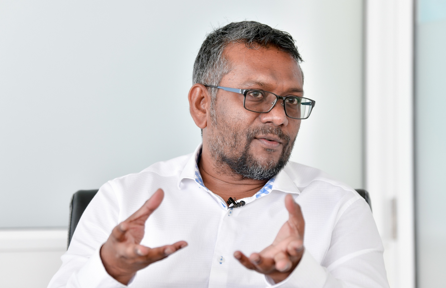 ފައްޔާޒް "މިހާރު"އާ ވާހަކަ ދައްކަވަނީ: މި އިންތިހާބުގައި ނުކުންނެވީ ޕާޓީގެ ކުރިމަގަށް ތަސައްވުރަކާ އެކުގައި ކަމަށް ވިދާޅުވި. -- ފޮޓޯ: ނިޝާން އަލީ/ މިހާރު